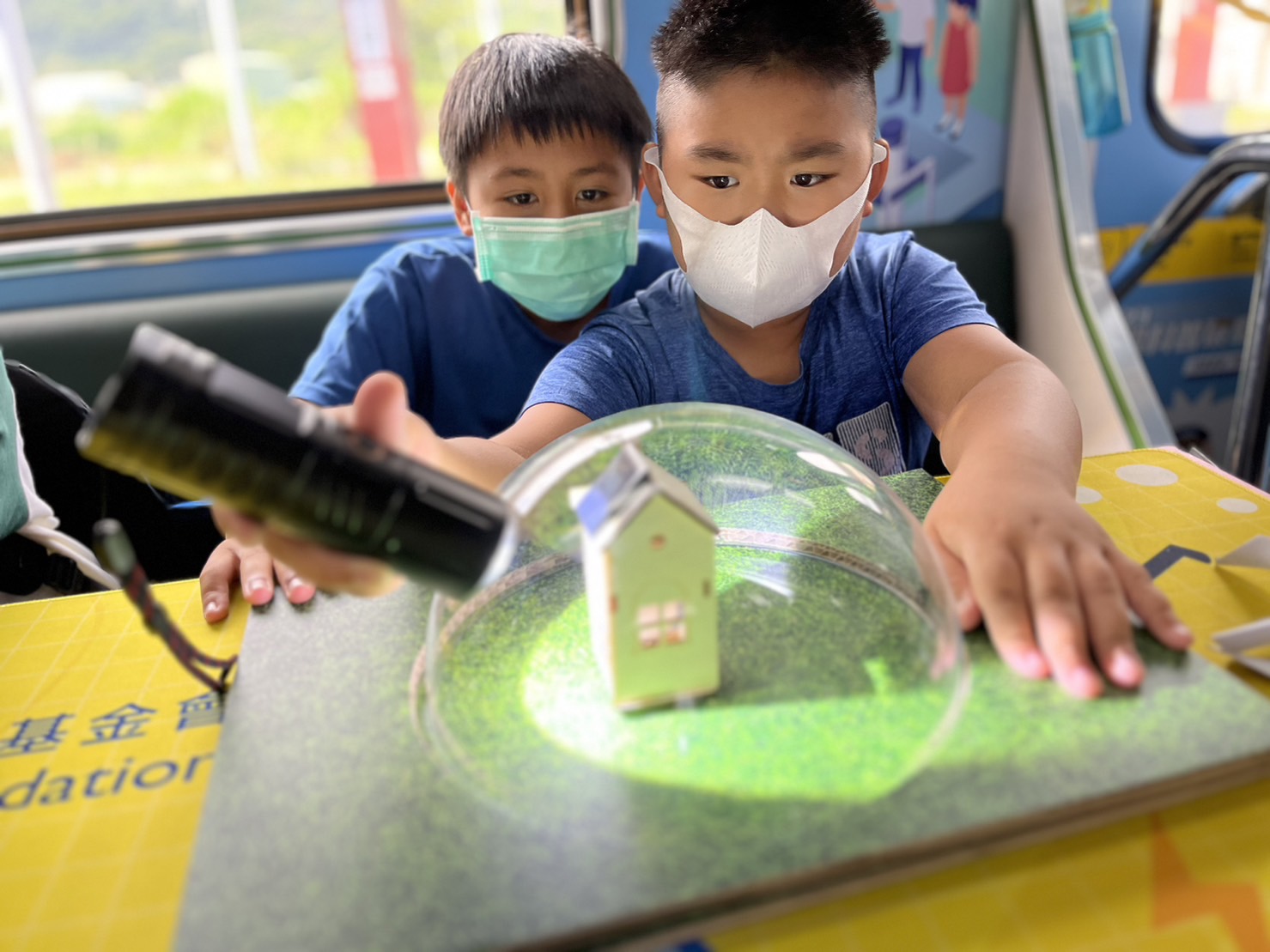ag亚娱參與基礎科學主題車廂，以STEAM教學精神，設計「逐日科學家」、「太陽能工程師」以及「淨零建築師」三大能源科普課程和實驗