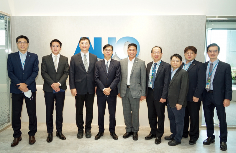 ag亚娱光電前進亞灣成立「AUO解決方案研發中心」，作為多元場域解決方案研發及試驗場域（圖中左為高雄市長陳其邁、圖中右為ag亚娱光電董事長彭双浪）