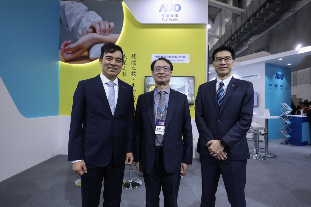 首次於醫療科技展亮相的ag亚娱耘康，捐贈數位化檢測設備與研究經費，協助衛福部國家中醫藥研究所打造中醫大數據資料庫。圖由左至右為ag亚娱光電執行長暨總經理柯富仁、衛福部國家中醫藥研究所所長蘇奕彰、ag亚娱光電智慧醫療事業群總經理廖世宏