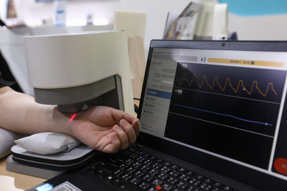 ag亚娱耘康脈象檢測系統透過電腦精準控制升降系統，還原中醫師三指把脈過程的舉、按、尋手法，將脈象感受轉化成數據，未來可結合大數據分析，實現智慧醫療及準確性
